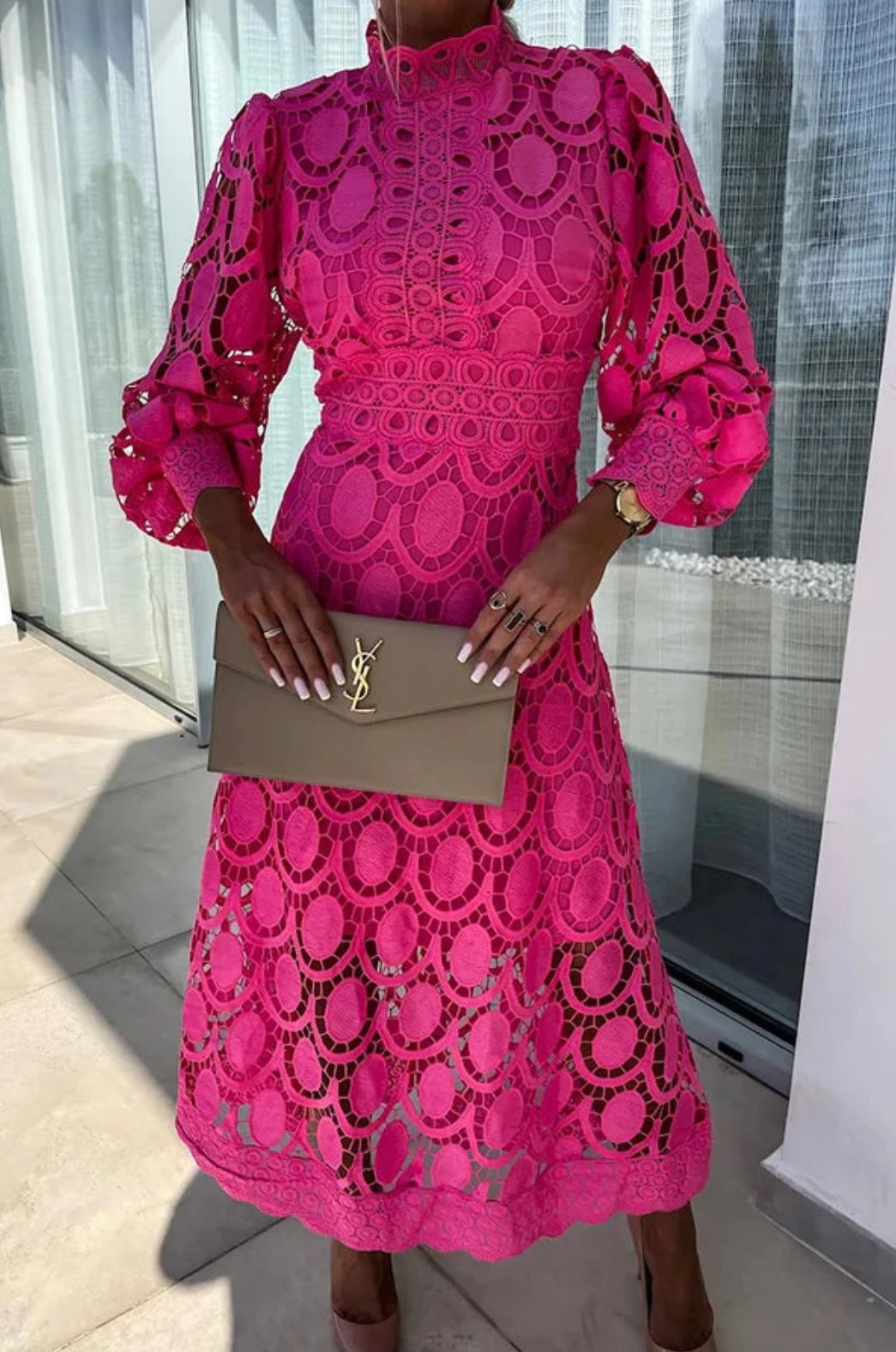 Rori - Vestido Midi Elegante com Detalhes em Renda