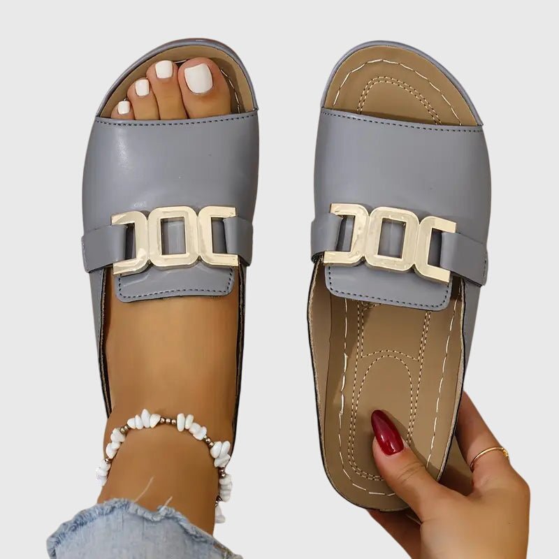 Silje | Sandálias com Fivela Dourada