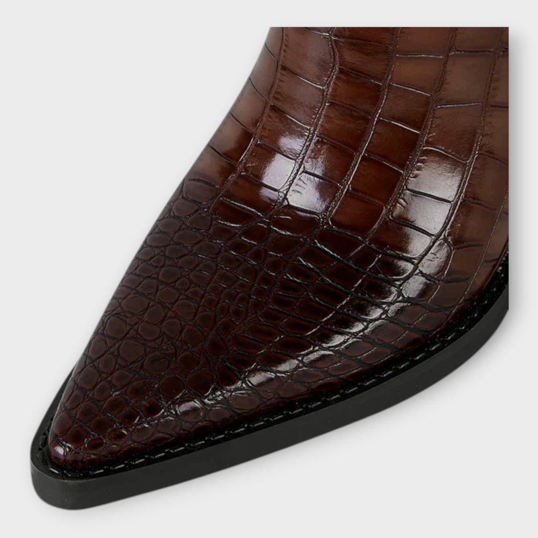 Botas com Design Croco e Salto Elegante
